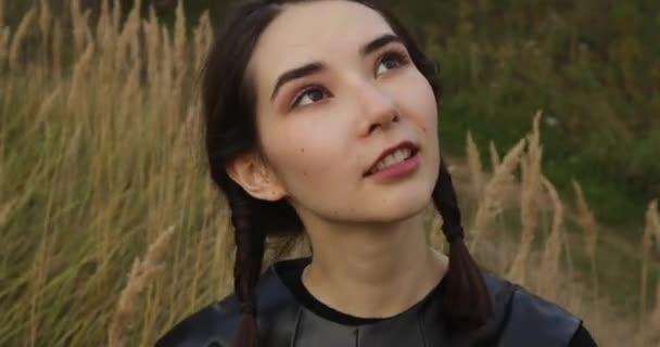 Dreamy woman gazing at rural field — Αρχείο Βίντεο