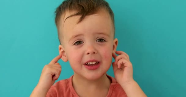 Diligent anak menunjuk ke telinga — Stok Video