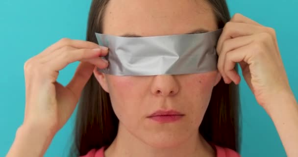 Frau mit mit mit Wachsstreifen verklebten Augen — Stockvideo