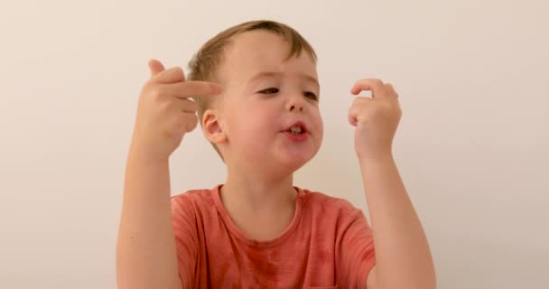 Lindo niño cantando canción sobre dedos — Vídeo de stock