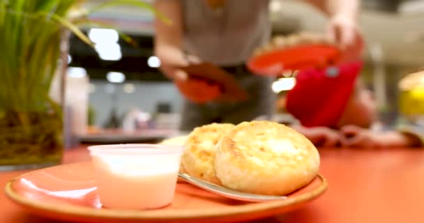 Офіціант ставить здорову їжу на стіл перед дитиною трирічного віку — стокове відео