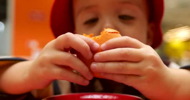 Lindo niño en sombrero de panama con pastel en las manos — Vídeos de Stock