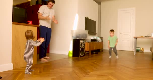 Amoroso pai dançando com crianças no hone — Vídeo de Stock