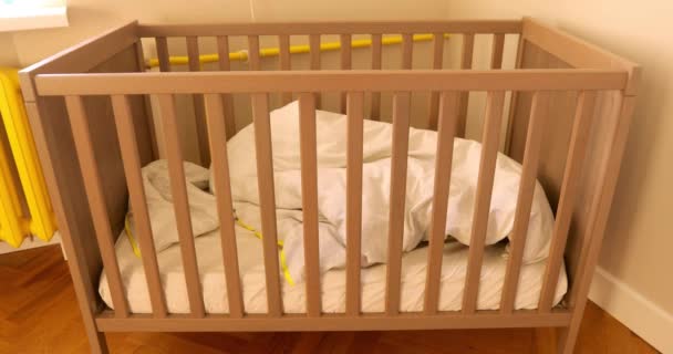 Baby wakes up crib — Stock Video