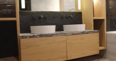 Parlak ışıklı banyo iç