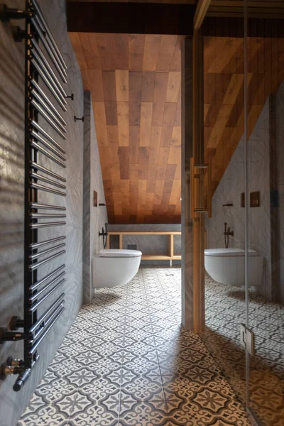 Diseño interior moderno de acogedor cuarto de baño mansard — Foto de Stock