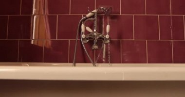 Boş akrilik banyo ve el banyosu.