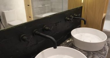 Parlak ışıklı banyo iç