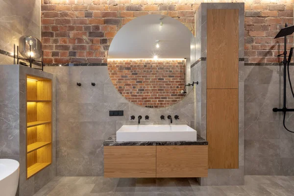 Diseño interior contemporáneo de acogedor cuarto de baño con ducha en apartamento — Foto de Stock