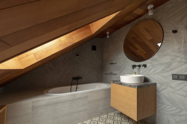 Interior del elegante baño ático — Foto de Stock
