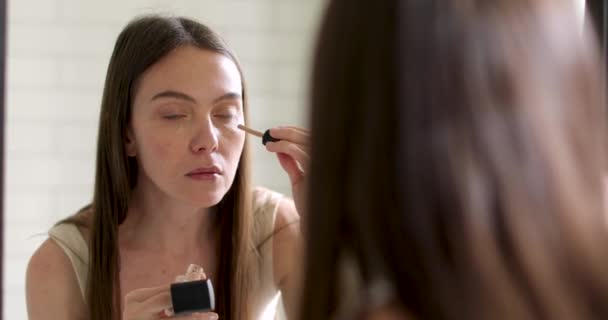 Fundación. belleza chica poniendo en maquillaje — Vídeos de Stock