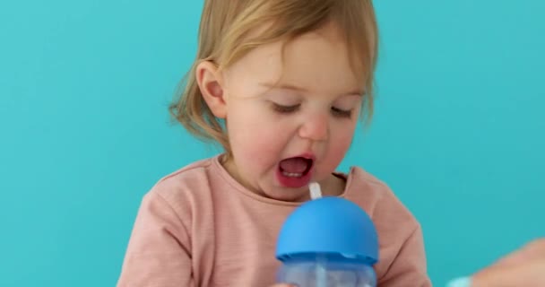 Kind trinkt Wasser aus Flasche — Stockvideo