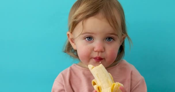 Meisje dat bananen eet — Stockvideo