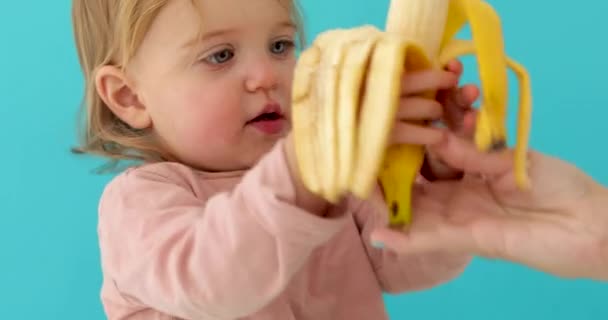 Bebé comiendo plátano — Vídeos de Stock