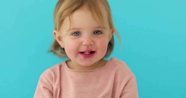 Retrato de bebé de niño aislado sobre fondo azul — Vídeos de Stock