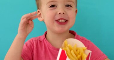 Balık ve cips gülümseyen içeride yeme genç çocuk