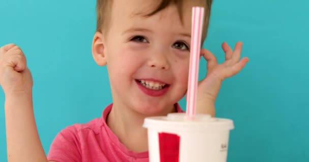 Bébé garçon boire milkshake — Video