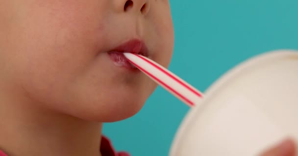 Дети пьют молочный коктейль — стоковое видео