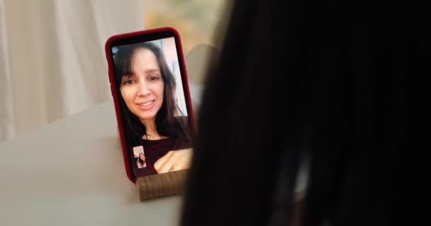 Mujeres hablando en una videollamada en un smartphone . — Vídeos de Stock
