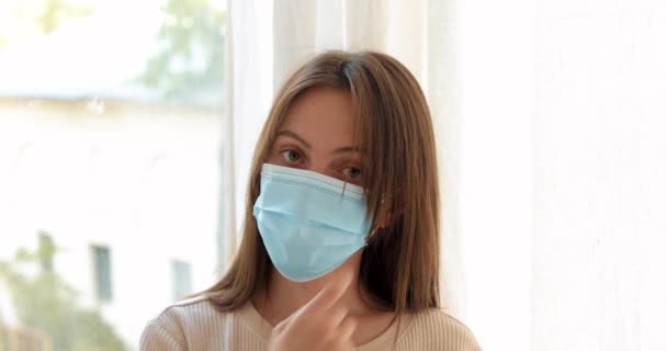 Vrouw doet het masker af — Stockvideo