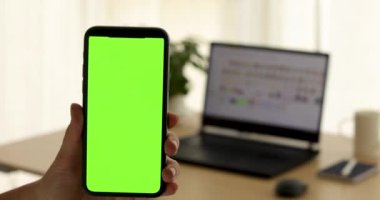 Ofiste Chromakey ile akıllı telefon gösteren ekin çalışanı
