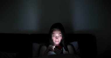 Mobil bağımlı ya da uykusuzluk konsepti