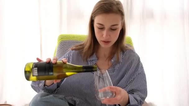 Femme calme versant du vin dans un verre — Video