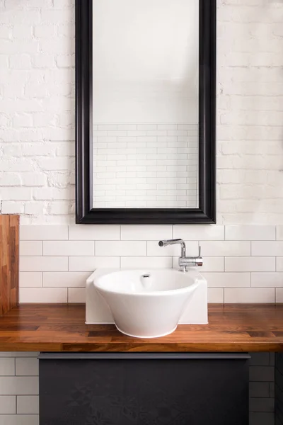 Interior de confortable baño de luz con diseño sencillo — Foto de Stock
