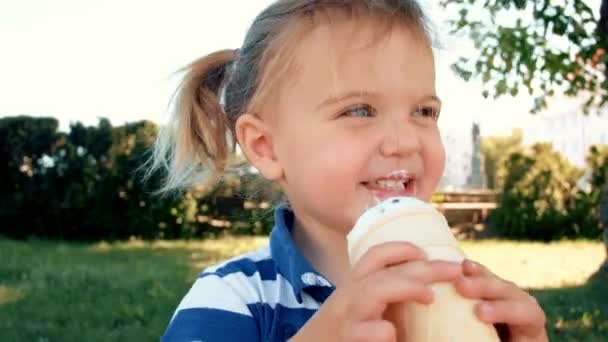 Menina comendo sorvete — Vídeo de Stock