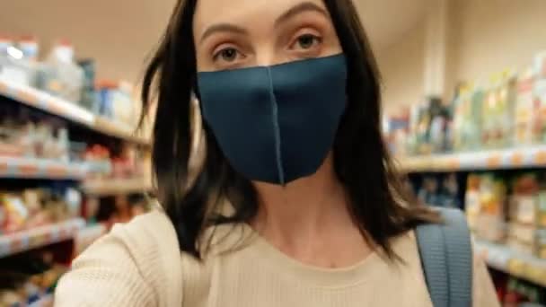 Maschera donna va a fare shopping — Video Stock