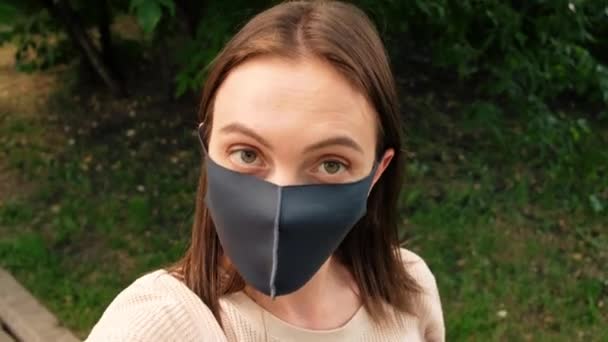 의료용 마스크를 벗고 기뻐 하는 여자 — 비디오