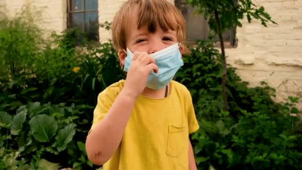 Ребенок снимает защитные маски — стоковое видео