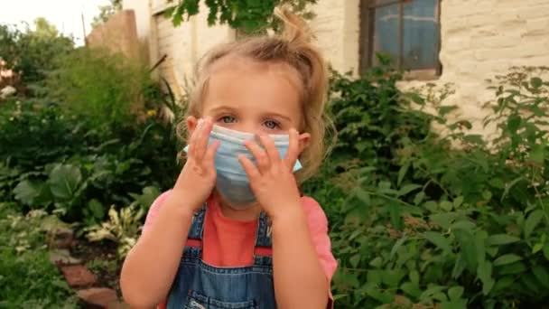 Kind zieht Schutzmaske ab — Stockvideo