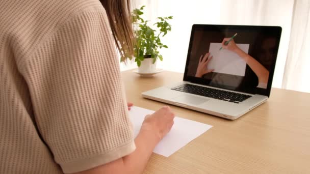 Mulher aprende a desenhar online — Vídeo de Stock