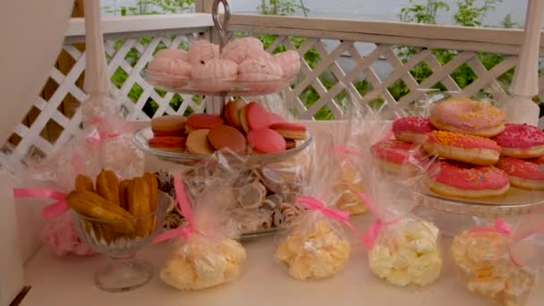 Různé sladkosti na banketovém stole — Stock video