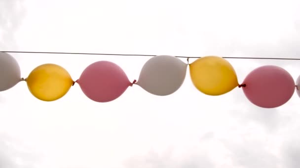 Bulutlu gökyüzüne karşı balon çelengi — Stok video