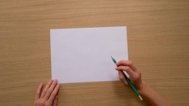 Kalem ve boş kağıt sayfa ile tanınamayan bir çizer