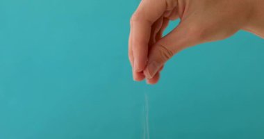 El yapımı yemek ve beyaz kaba tuz eklemek.