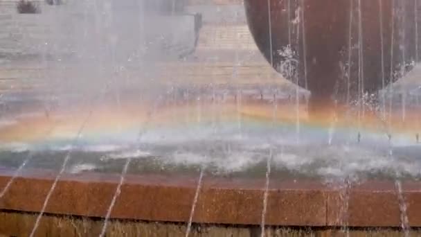 Regenbogenbrunnenwasser — Stockvideo