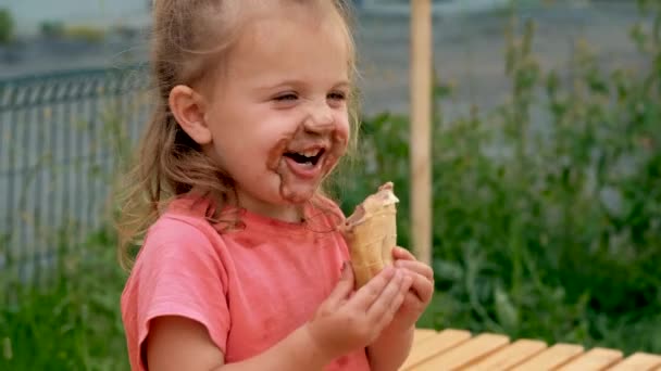 Dziewczyna jedząca lody — Wideo stockowe