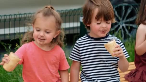 Twee kinderen eten ijs. — Stockvideo