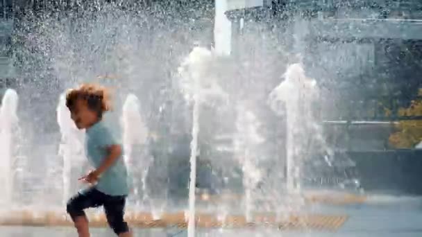 Niño feliz divirtiéndose cerca de la fuente — Vídeos de Stock