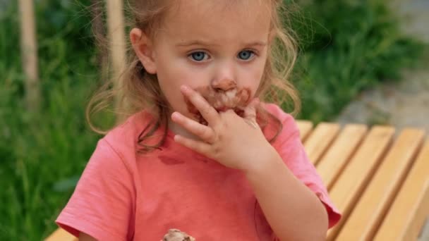 Niña comiendo helado de chocolate — Vídeo de stock