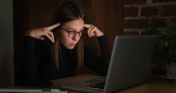 Nő dolgozik éjszaka a laptop — Stock Fotó