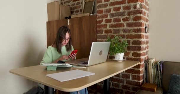 노트북을 사용하여 집에서 일하는 여자 — 비디오