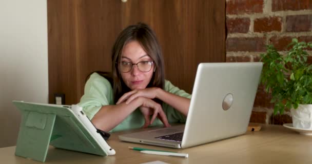 Mujer viendo portátil con pantalla vacía — Vídeo de stock