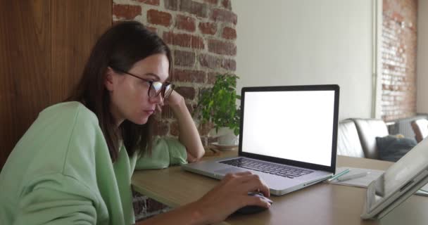 Mulher de negócios trabalhando no computador portátil em casa. — Vídeo de Stock