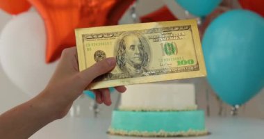 Tanınmayan kişi para verir.