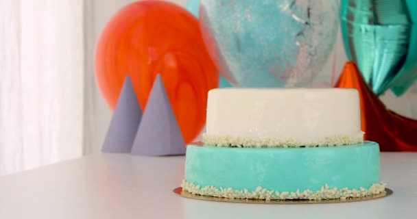 自宅でテーブルの上の誕生日ケーキ — ストック動画