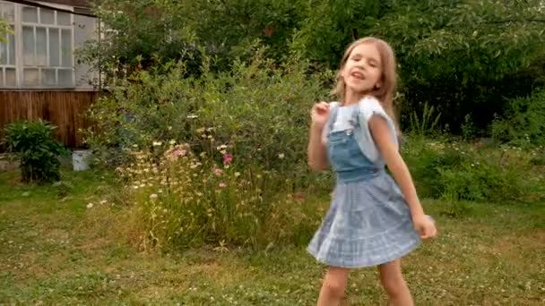 En liten flicka som dansar — Stockvideo